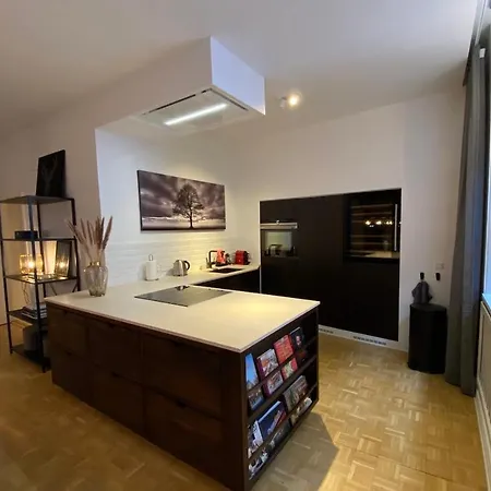 Spacious Luxury In The Center Of דירה *