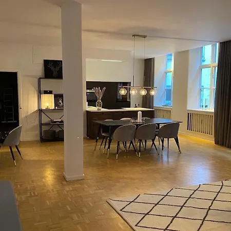 Spacious Luxury In The Center Of דירה
